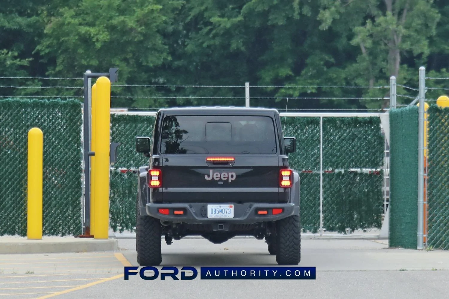 Ford Bronco Bronco Pickup Hinted by Sighting of Ford Testing a Jeep Gladiator? Jeep-Gladiator-Rubicon-Ford-Benchmarking-June-2021-003