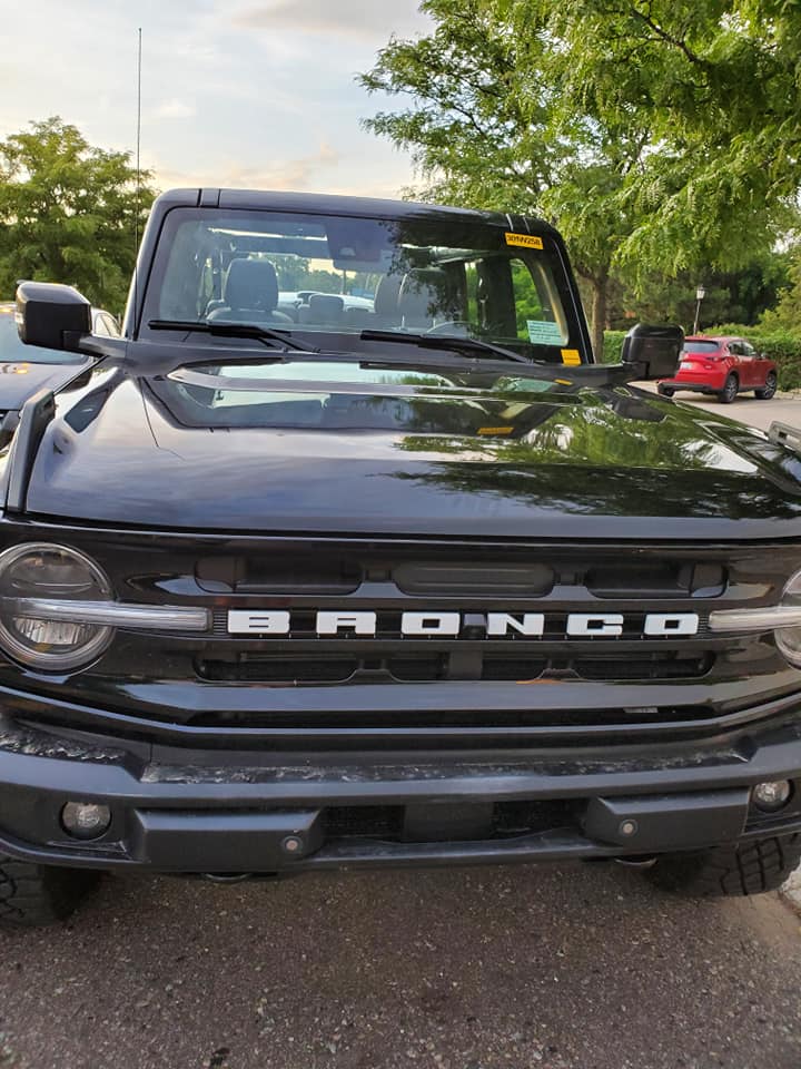 Ford Bronco Pics: Black Bronco Wildtrak (w/ Sasquatch Package) in Public Parking Lot Shadow Black 2021 Ford Bronco4
