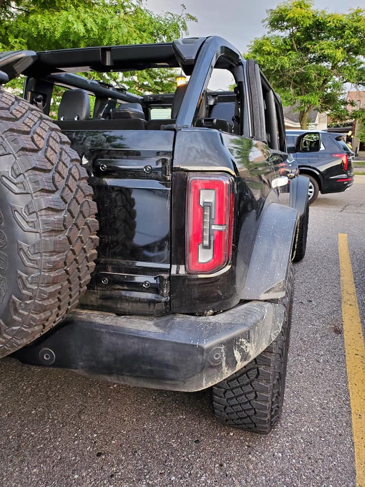 Ford Bronco Pics: Black Bronco Wildtrak (w/ Sasquatch Package) in Public Parking Lot Shadow Black 2021 Ford Bronco6