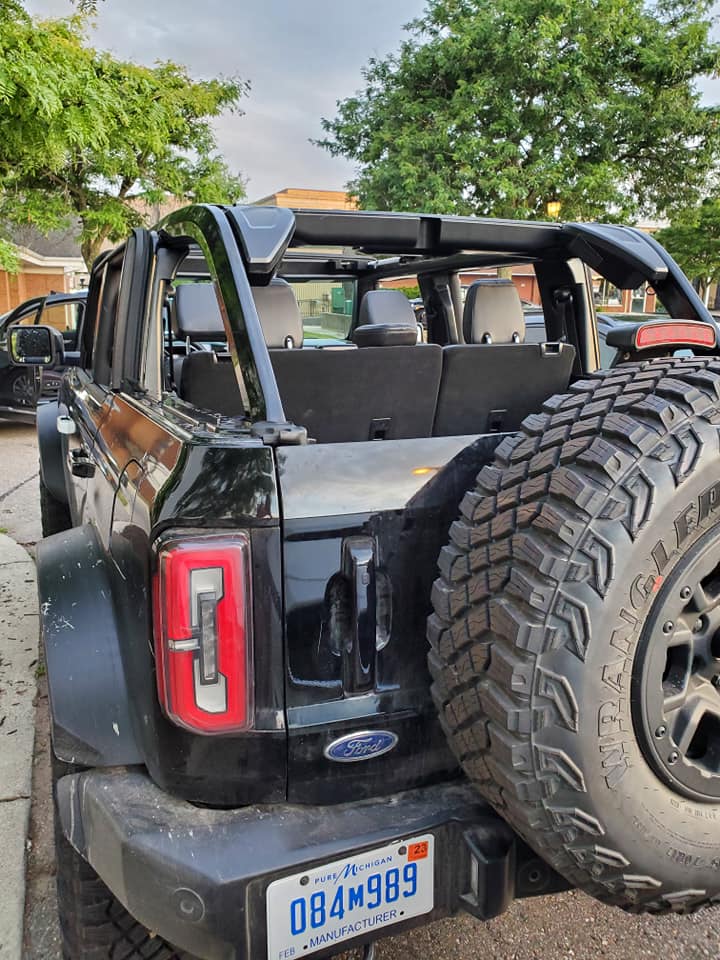 Ford Bronco Pics: Black Bronco Wildtrak (w/ Sasquatch Package) in Public Parking Lot Shadow Black 2021 Ford Bronco7