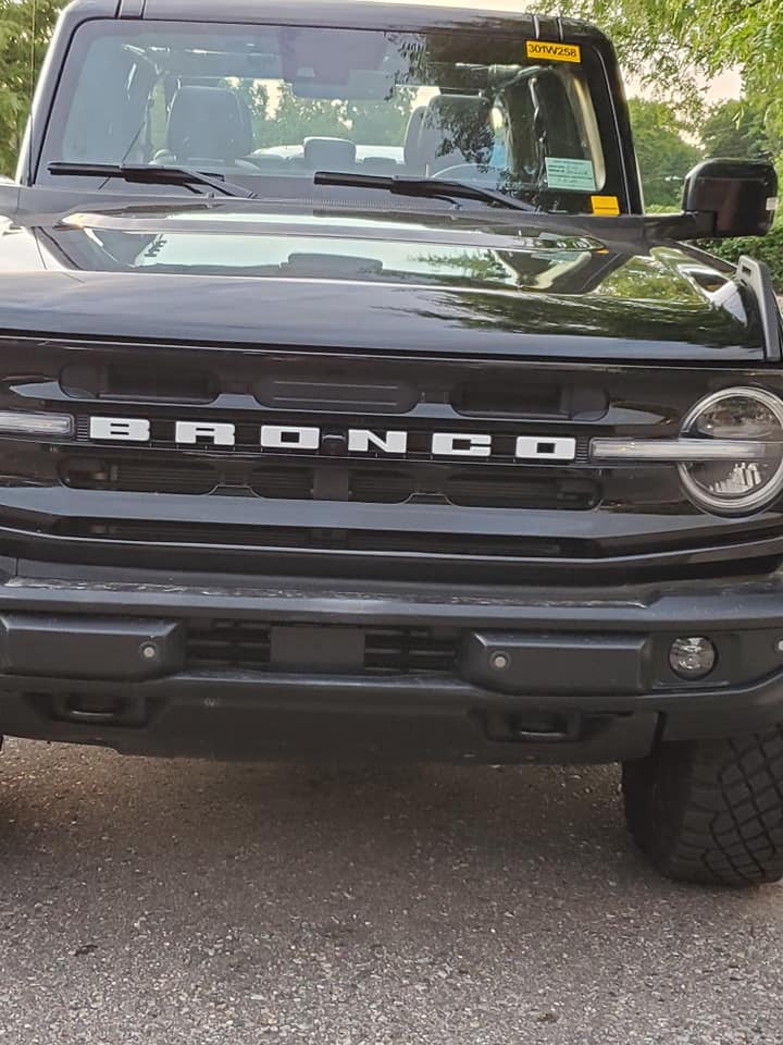 Ford Bronco Pics: Black Bronco Wildtrak (w/ Sasquatch Package) in Public Parking Lot Shadow Black 2021 Ford Bronco10