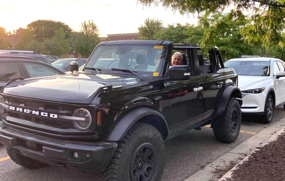 Ford Bronco Pics: Black Bronco Wildtrak (w/ Sasquatch Package) in Public Parking Lot Shadow Black 2021 Ford Bronco20