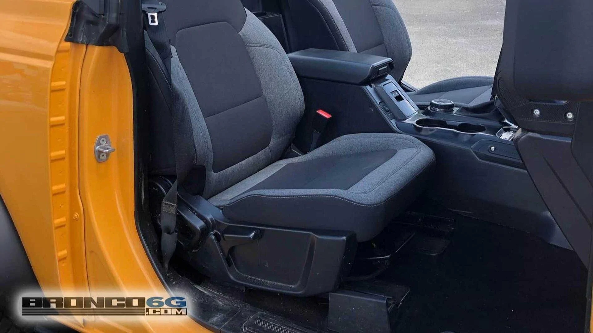 Ford Bronco Base Model Bronco Thread 3_2021-ford-bronco-2-door-base-with-the-sasquatch-package-and-cyber-orange-paint (3)