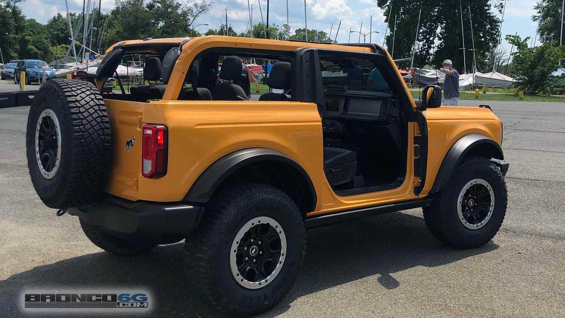 Ford Bronco Base Model Bronco Thread 4_2021-ford-bronco-2-door-base-with-the-sasquatch-package-and-cyber-orange-paint (4)