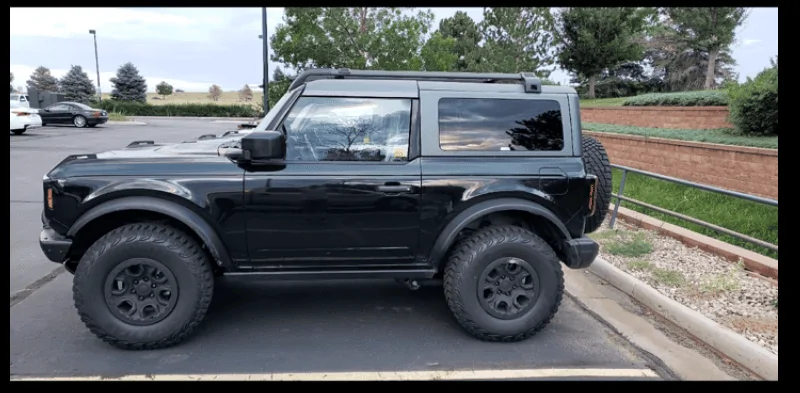 Ford Bronco Video: 3 Broncos at Different Heights and Roof Rack on 2 Door [Updated WIth More Photos Including Cactus Gray] Screenshot_2020-07-20 Three, 2021 Broncos parked outside 