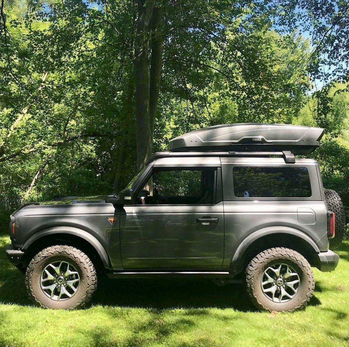 Ford Bronco 📸: Thule Cargo Box mounted on Bronco 2-Door Badlands in Carbonized Gray + MIC 24C85997-0AF3-4387-A73B-8D497E00C454