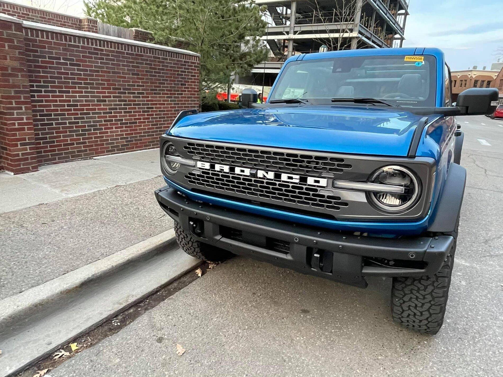Ford Bronco VELOCITY BLUE Bronco Club DE67BD7A-A701-49BF-B9EE-9283F7D56EE7