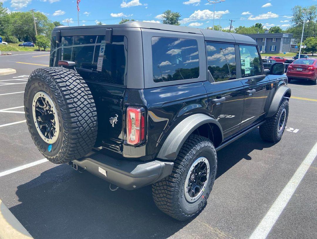 Ford Bronco SHADOW BLACK Bronco Club Antimatter Blue Bronco 4-Door MIC Top 2