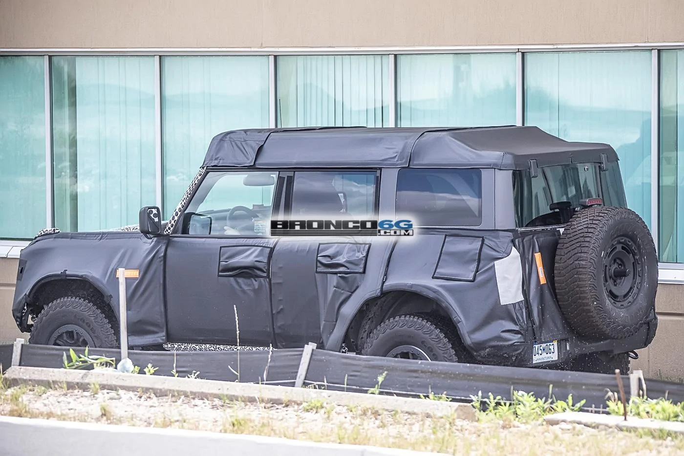Ford Bronco Spied: Bronco Overland Sasquatch Prototype Caught Testing Winch, Snorkel and Roof Accessories bronco-overland-sasquatch-prototype-testing-winch-snorkel-cargo-tent-12