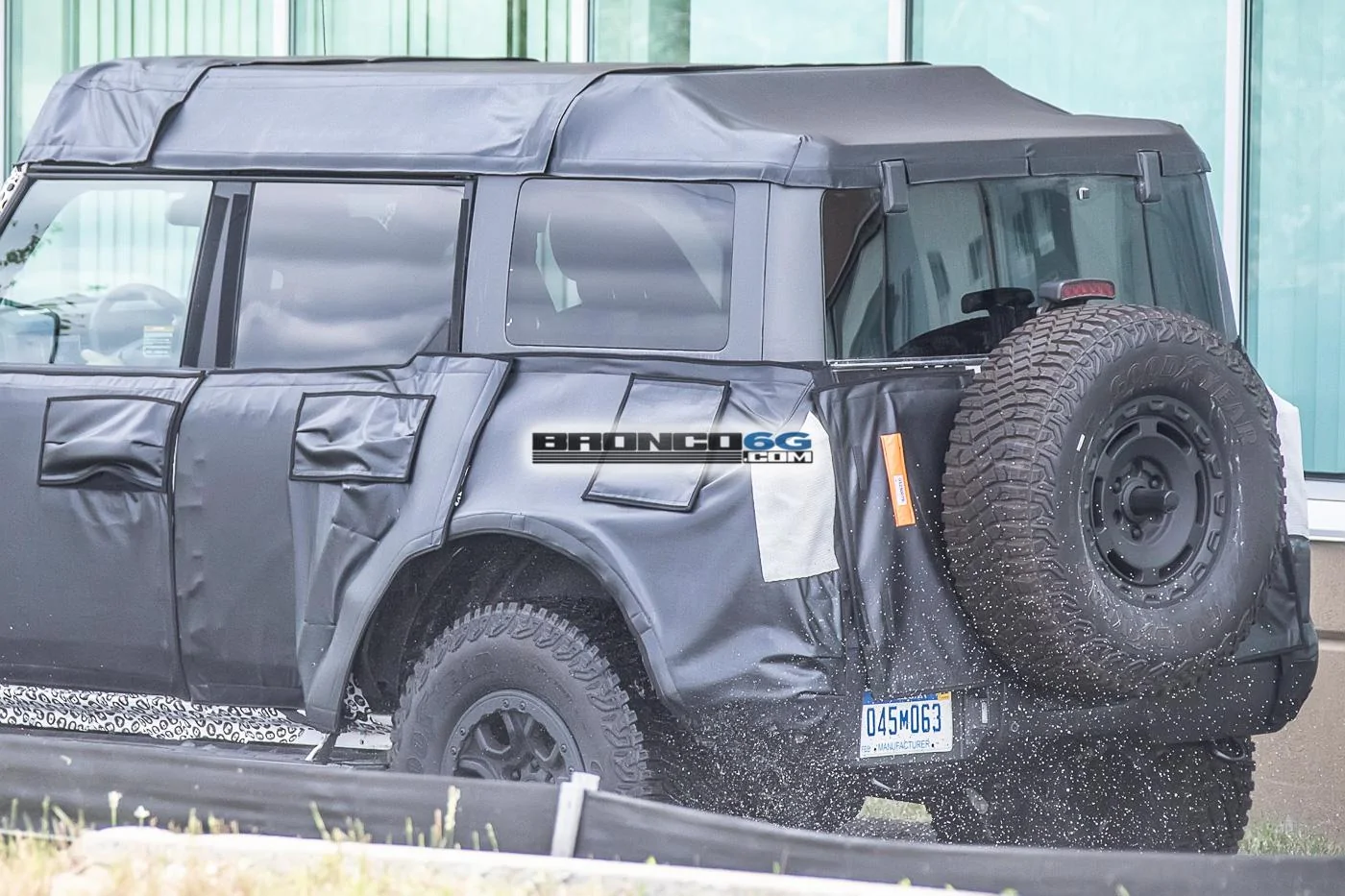 Ford Bronco Spied: Bronco Overland Sasquatch Prototype Caught Testing Winch, Snorkel and Roof Accessories bronco-overland-sasquatch-prototype-testing-winch-snorkel-cargo-tent-13