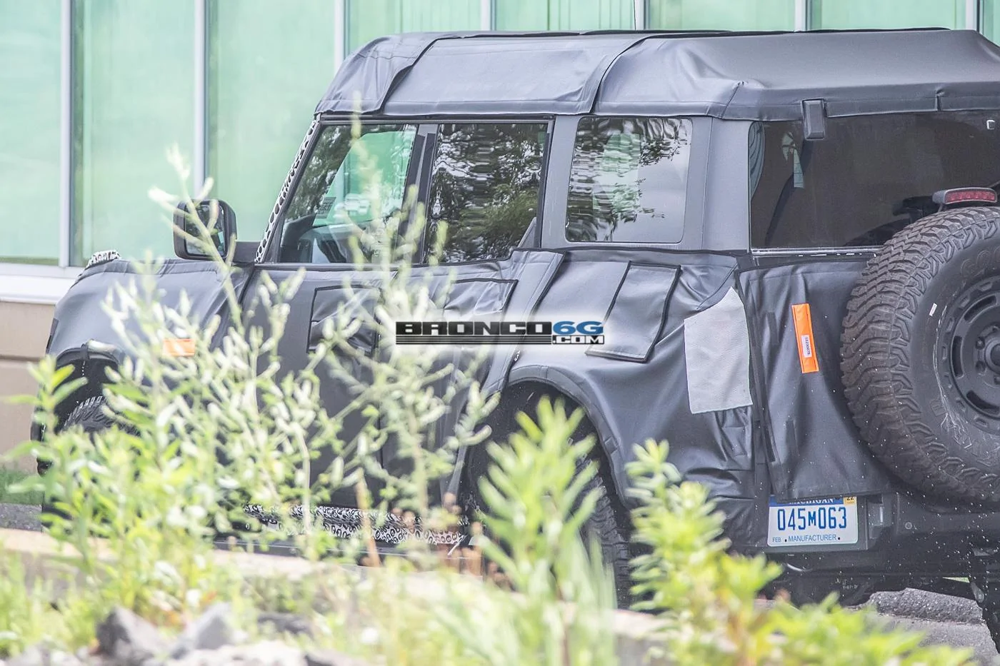 Ford Bronco Spied: Bronco Overland Sasquatch Prototype Caught Testing Winch, Snorkel and Roof Accessories bronco-overland-sasquatch-prototype-testing-winch-snorkel-cargo-tent-14