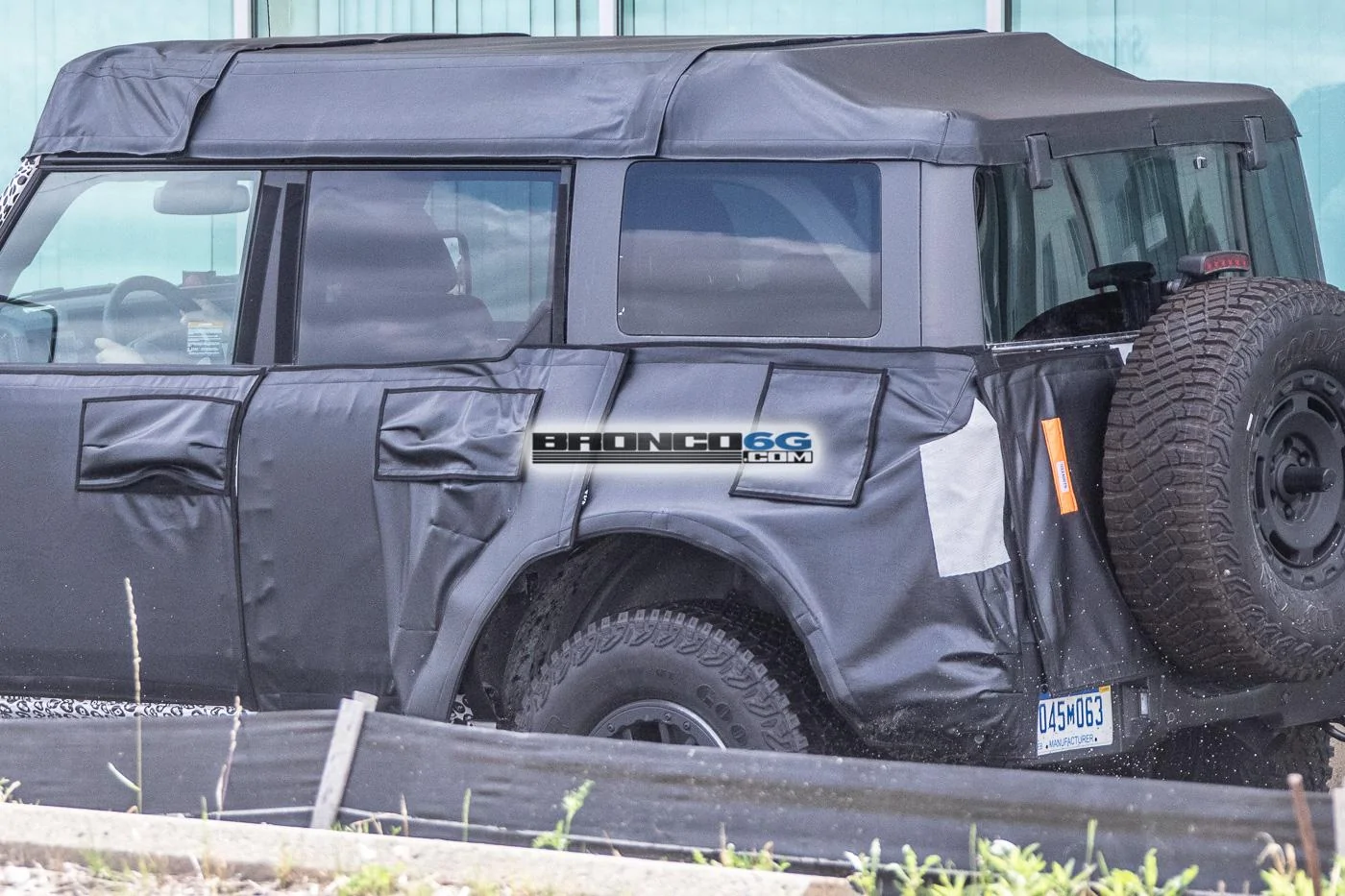Ford Bronco Spied: Bronco Overland Sasquatch Prototype Caught Testing Winch, Snorkel and Roof Accessories bronco-overland-sasquatch-prototype-testing-winch-snorkel-cargo-tent-16