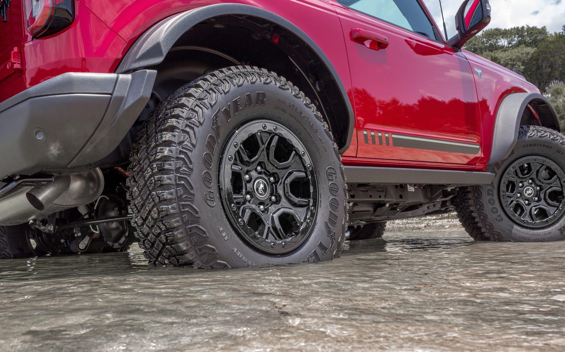 Ford Bronco RAPID RED Bronco Club Rapid Red Bronco First Edition 2-Door MIC Top 3