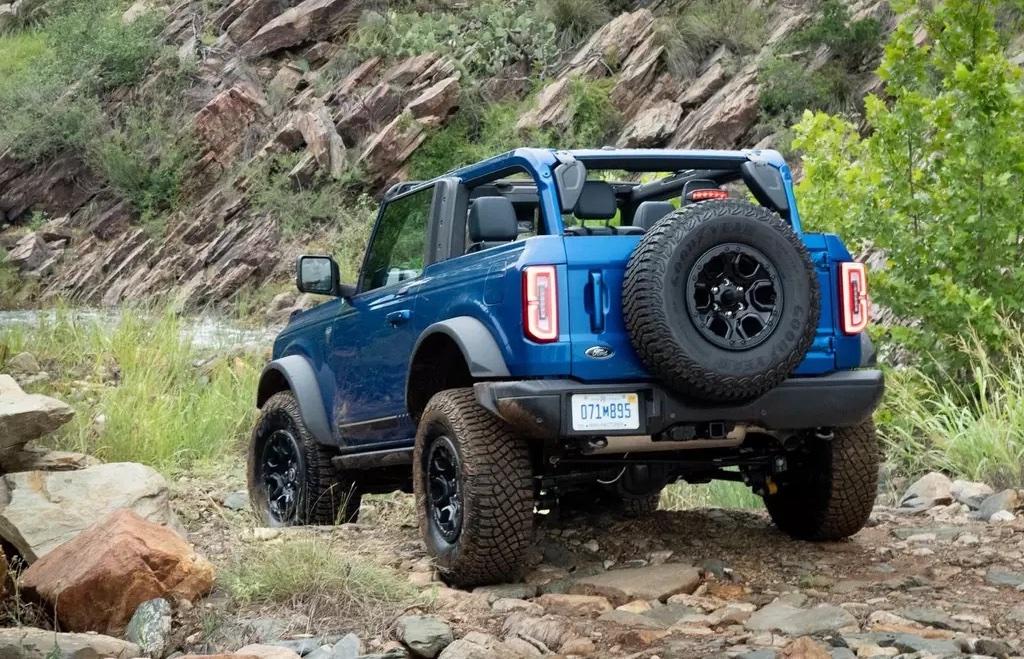 Ford Bronco VELOCITY BLUE Bronco Club Lightning Blue First Edition Bronco 2-Door 2