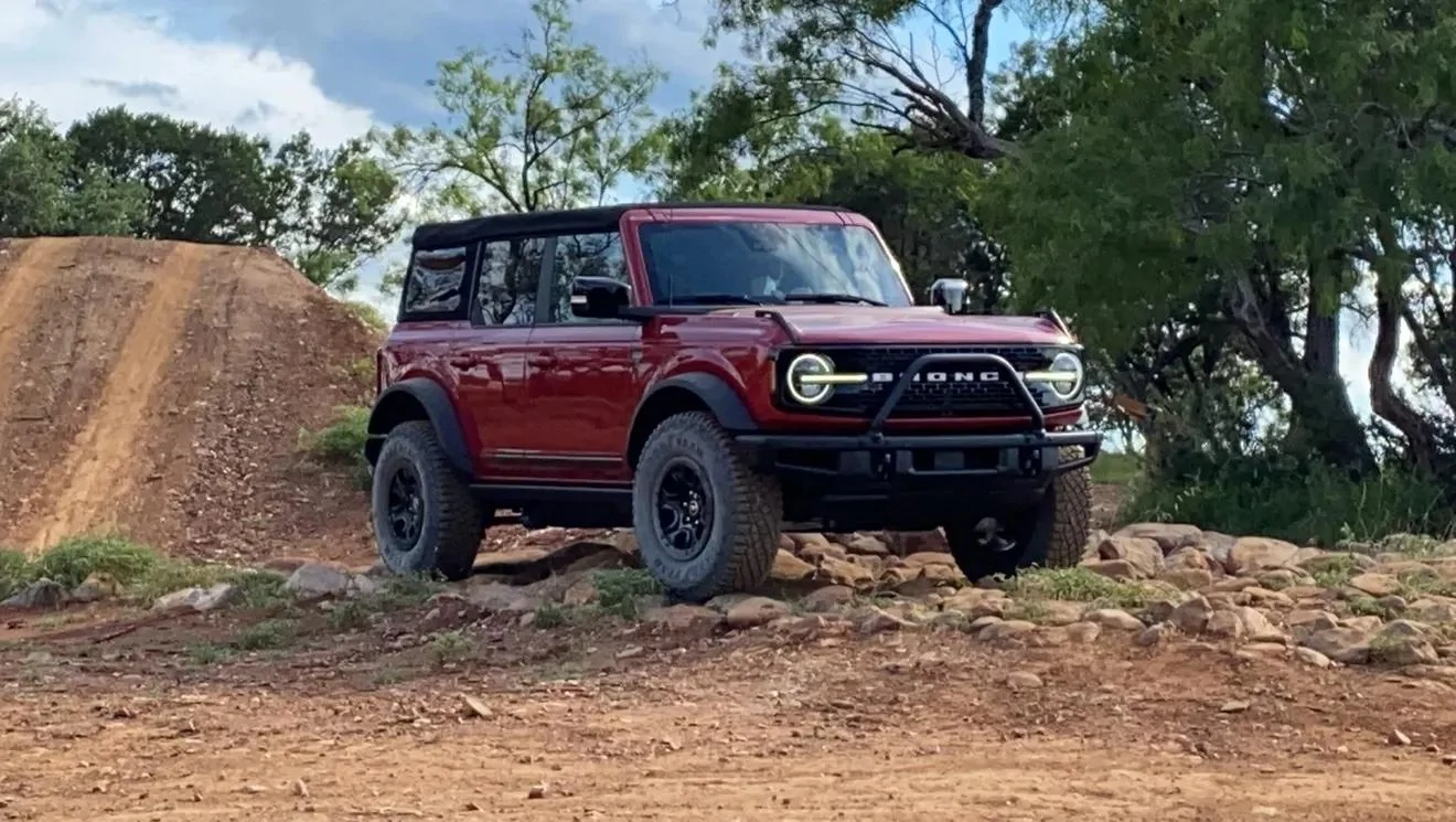 Ford Bronco RAPID RED Bronco Club Rapid Red First Edition Bronco 4-Door Soft Top 3