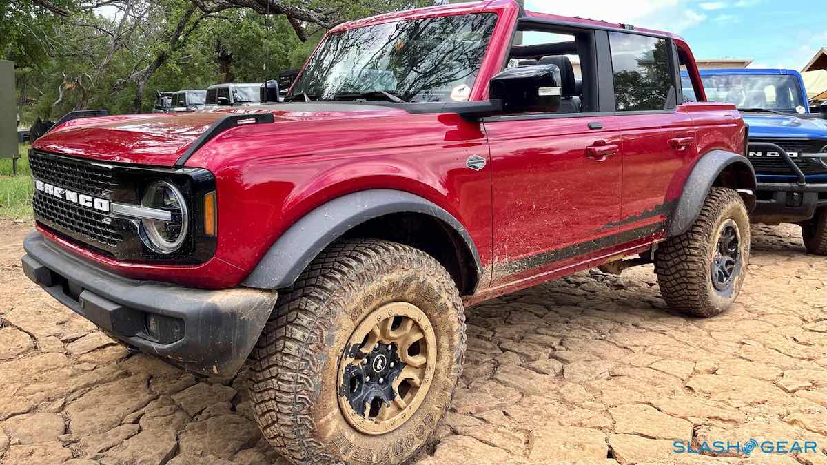 Ford Bronco RAPID RED Bronco Club Rapid Red Wildtrak 4-Door Bronco Hard Top Off Removed