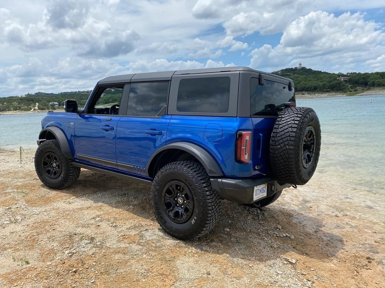 Ford Bronco LIGHTNING BLUE Bronco Club Lightning Blue First Edition Bronco 4-Door MIC Hard Top 2.jpg 