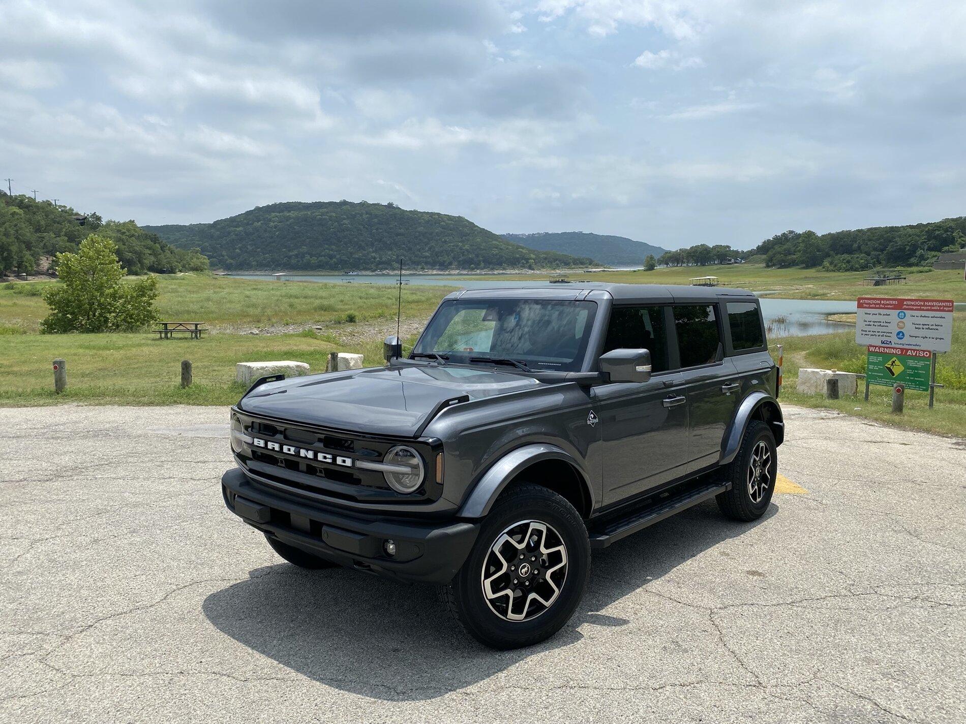 Ford Bronco CARBONIZED GRAY Bronco Club Carbonized Gray Outer Banks Bronco 4-Door MIC Hard Top 2
