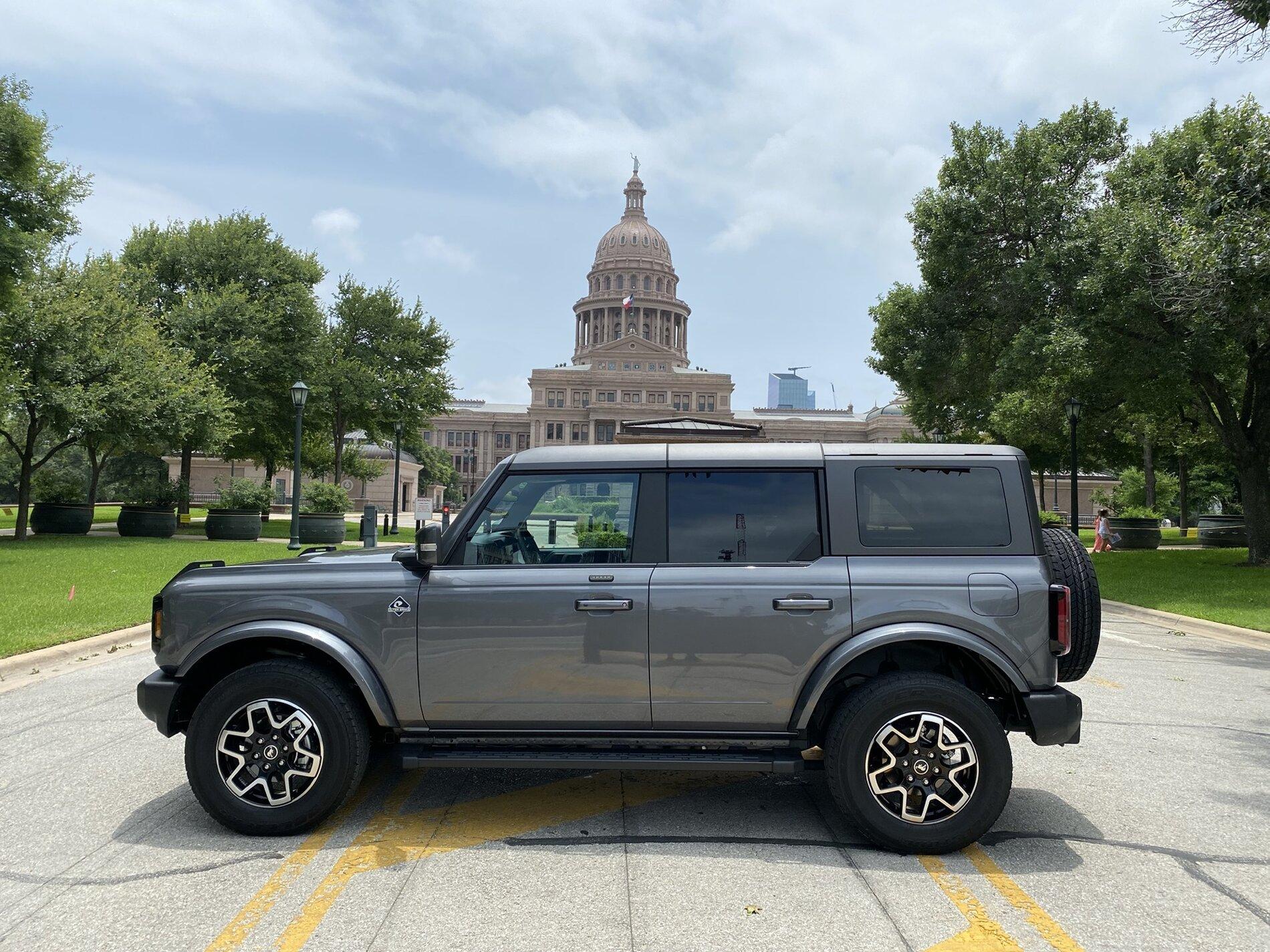 Ford Bronco CARBONIZED GRAY Bronco Club Carbonized Gray Outer Banks Bronco 4-Door MIC Hard Top 1