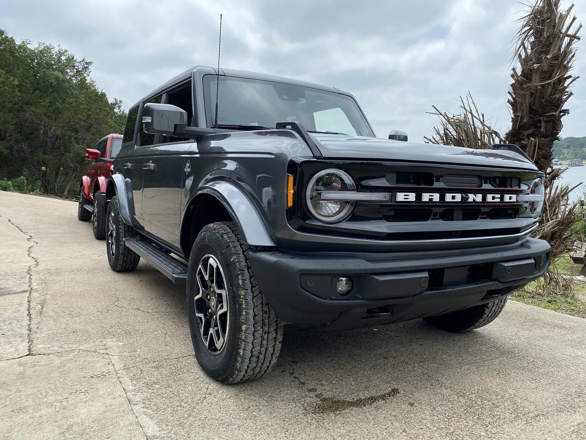 Ford Bronco CARBONIZED GRAY Bronco Club 2021-ford-bronco_100797516_h
