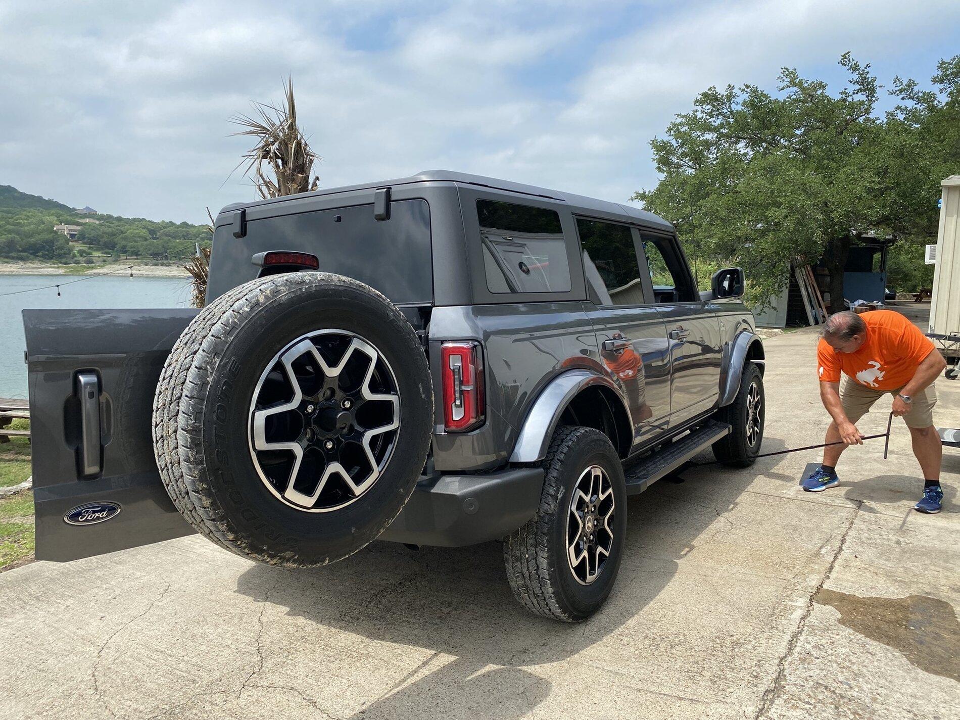 Ford Bronco CARBONIZED GRAY Bronco Club 2021-ford-bronco_100797508_h