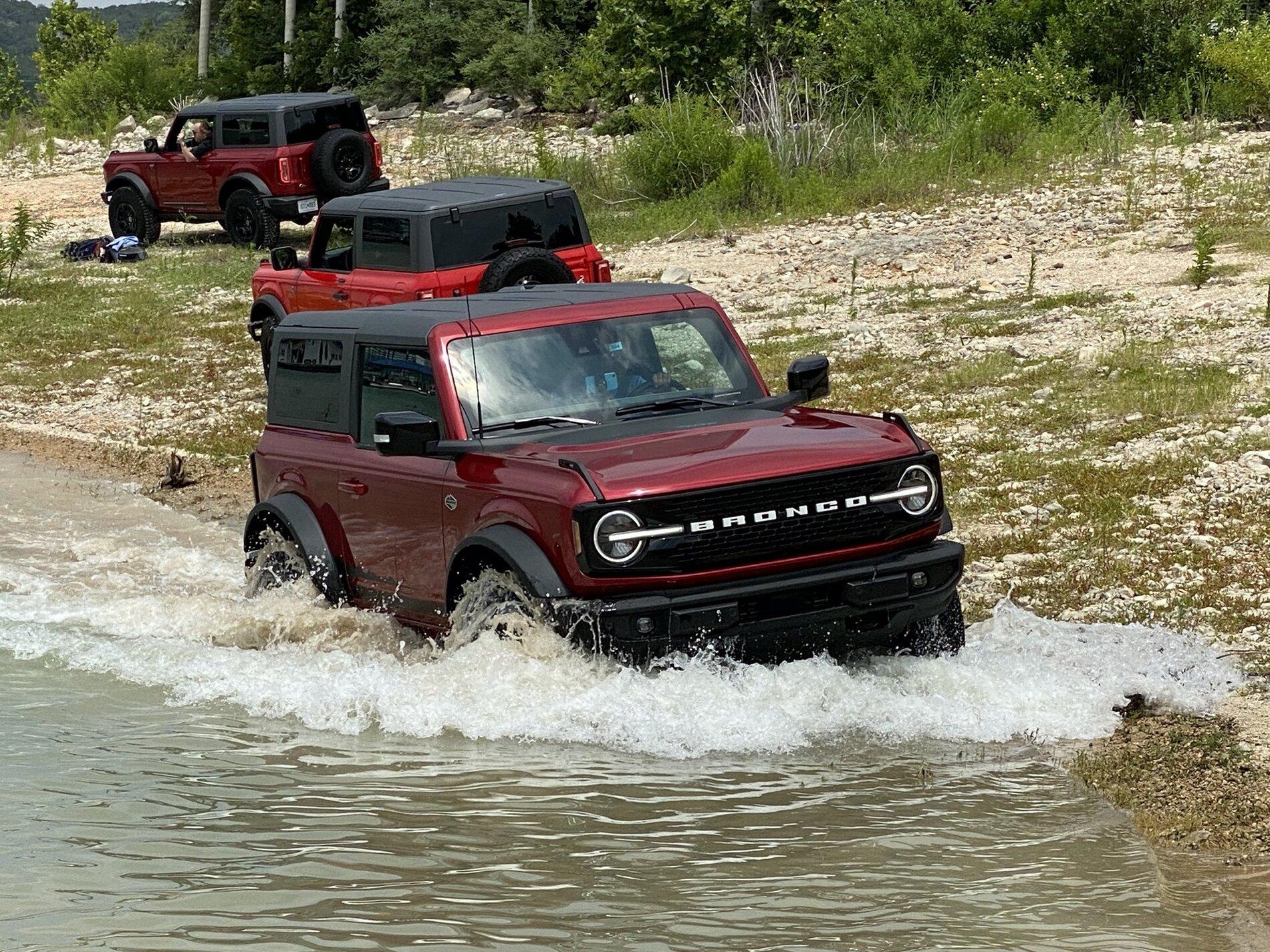 Ford Bronco RAPID RED Bronco Club Rapid Red Wildtrak 2-Door Bronco Hard Top MIC 2