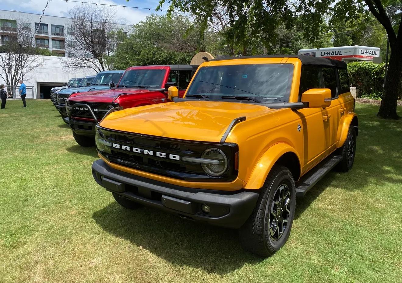Ford Bronco CYBER ORANGE Bronco Club Cyber Orange Outer Banks 4-Door Bronco with soft top copy