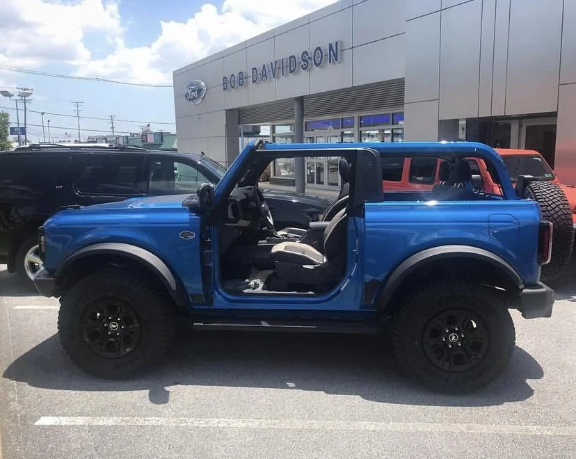 Ford Bronco VELOCITY BLUE Bronco Club 9D954182-DE1D-438E-A3E1-2E00782FE44E