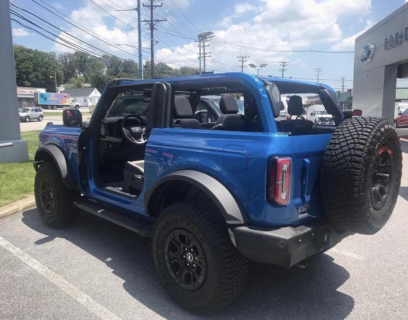 Ford Bronco VELOCITY BLUE Bronco Club BA40E2C9-19AC-4C91-BF66-480DEC90BC93