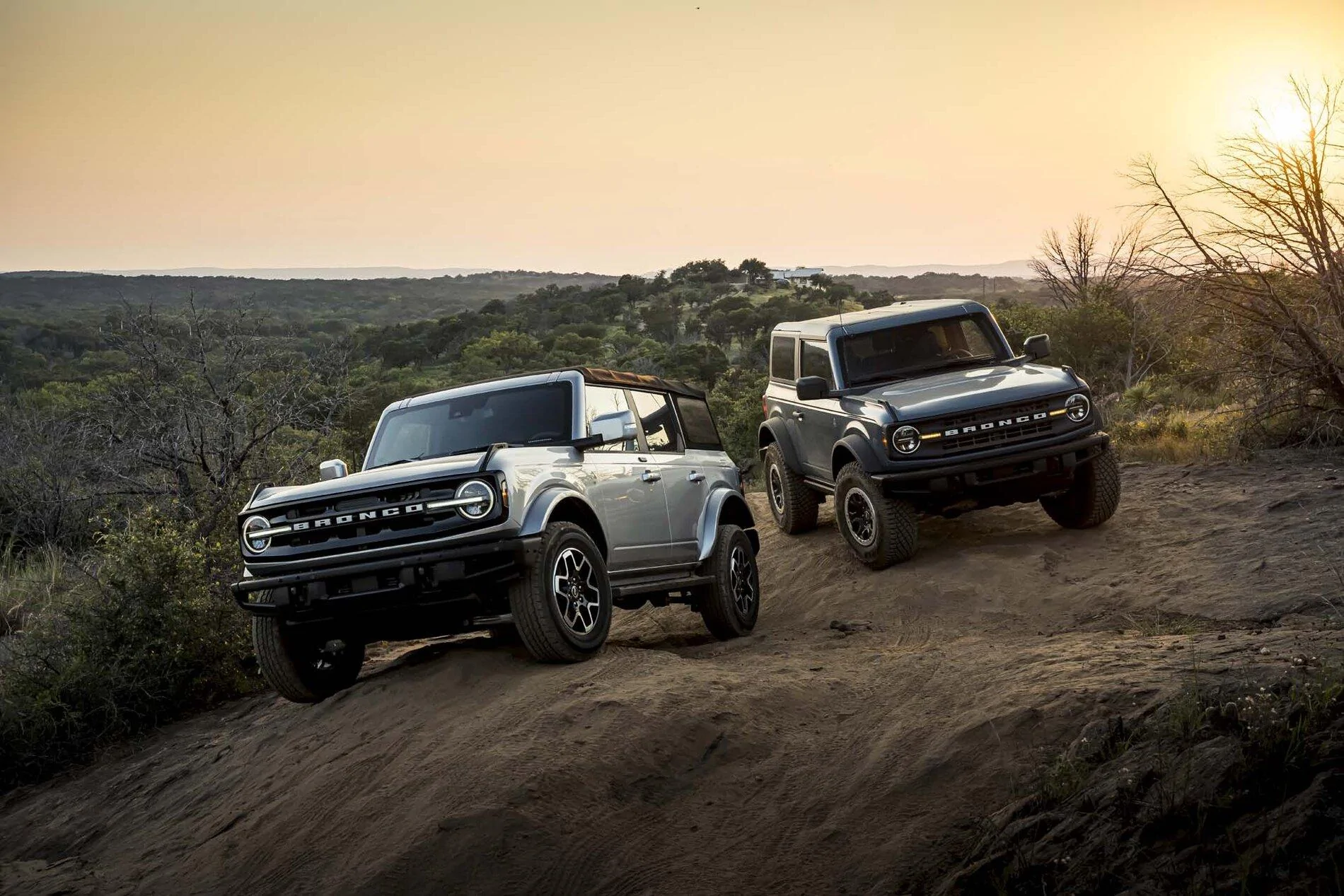 2021-ford-bronco_100797366_h.jpg