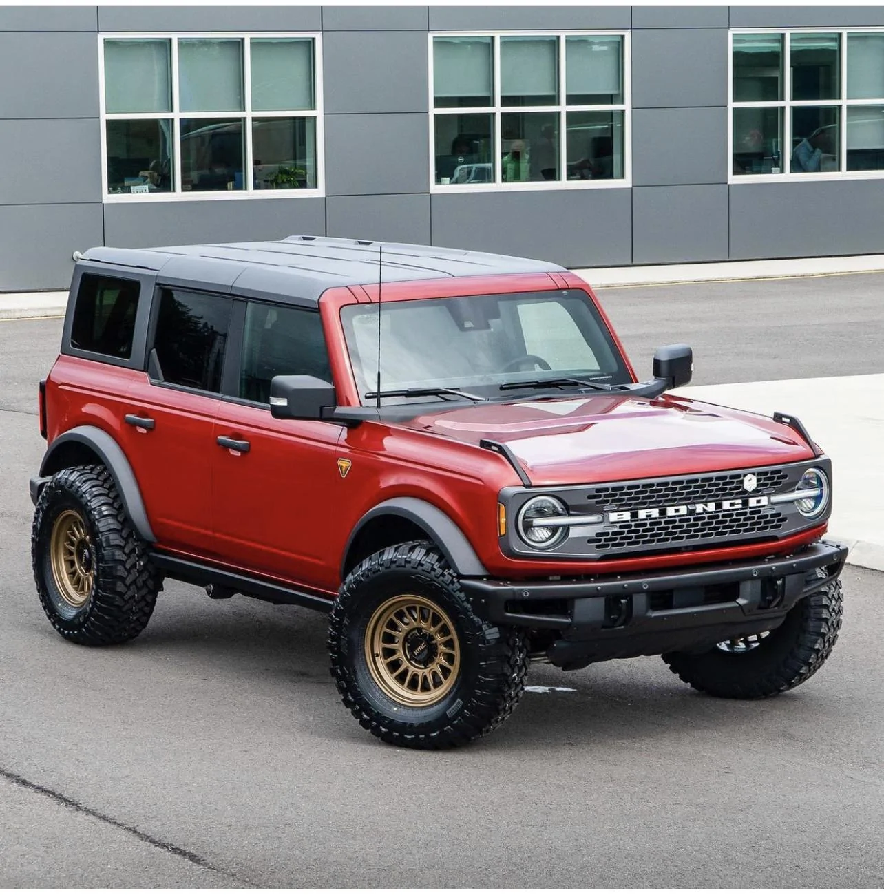 Ford Bronco CYBER ORANGE Bronco Club 74E2D3F5-5960-4AD6-A3A4-D2CB8F854715
