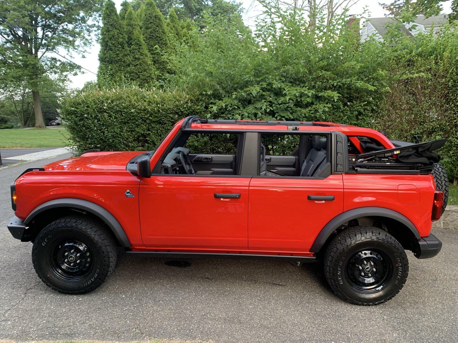 Ford Bronco RACE RED Bronco Club F0BC5F34-EEE5-43FF-80C0-FEBCC3A1051D