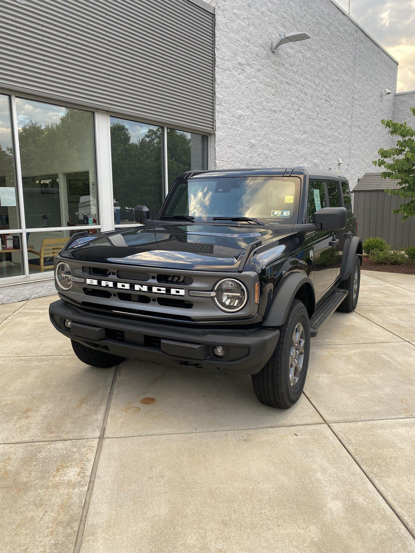 Ford Bronco SHADOW BLACK Bronco Club 2E623B91-05BF-4FA4-9F87-FAE8A3493D1F