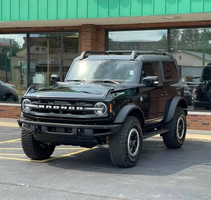 Ford Bronco SHADOW BLACK Bronco Club Bronco 2-door Outer Banks Sasquatch in Shadow Black 1