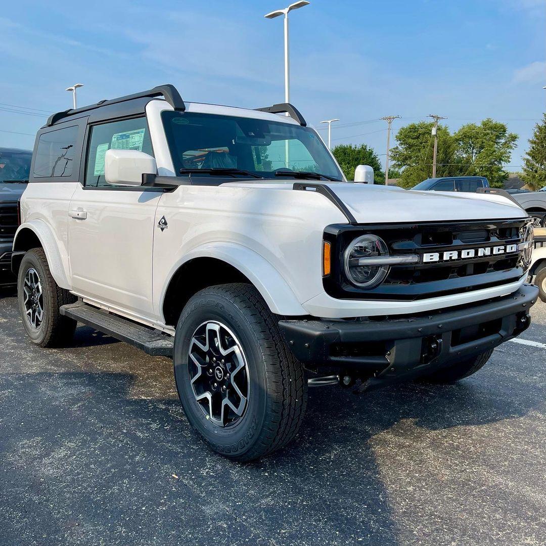 Ford Bronco OXFORD WHITE Bronco Club Oxford White 2021 Bronco Outer Banks OBX MIC Hard Top 1