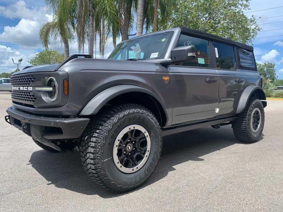 Ford Bronco CARBONIZED GRAY Bronco Club Carbonized Gray Bronco Badlands Sasquatch 4-Door Soft To