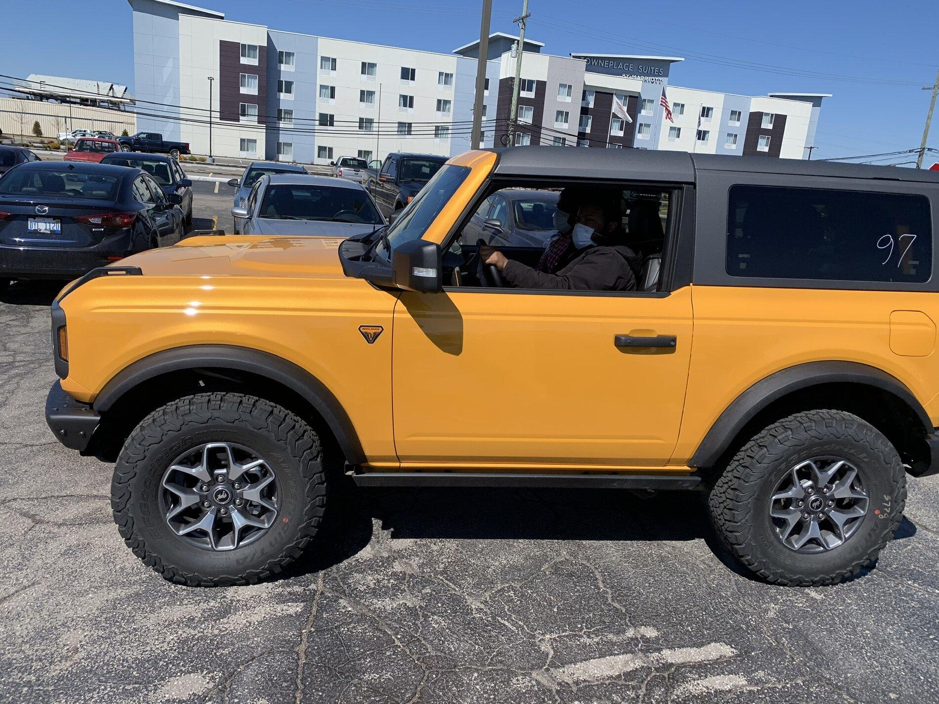 Ford Bronco CYBER ORANGE Bronco Club 4475C281-5D70-4D38-9816-B8A46168E5EB