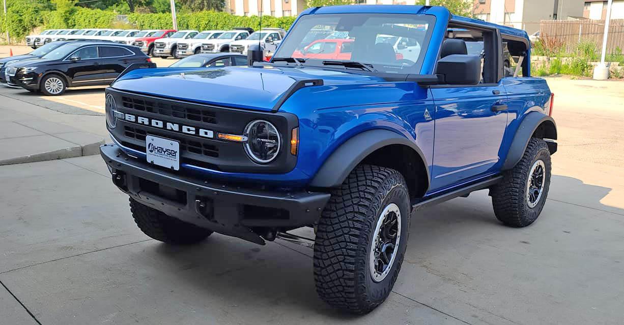 Ford Bronco VELOCITY BLUE Bronco Club Velocity Blue 2021 Bronco Black Diamond 2-Door Hard Top Doors Removed 7