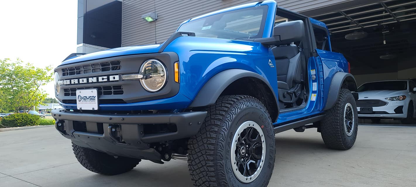 Ford Bronco VELOCITY BLUE Bronco Club Velocity Blue 2021 Bronco Black Diamond 2-Door Hard Top Doors Removed 4