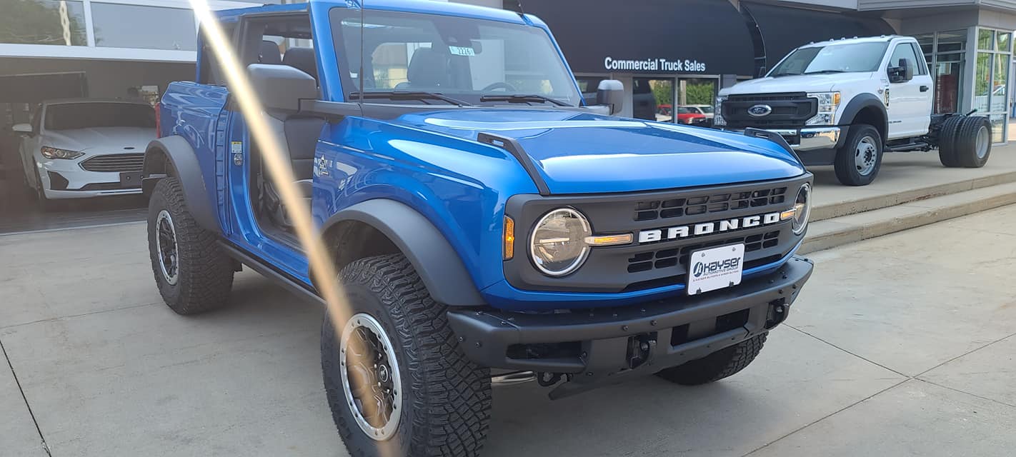 Ford Bronco VELOCITY BLUE Bronco Club Velocity Blue 2021 Bronco Black Diamond 2-Door Hard Top Doors Removed 3