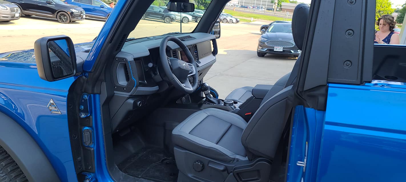 Ford Bronco VELOCITY BLUE Bronco Club Velocity Blue 2021 Bronco Black Diamond 2-Door Hard Top Doors Removed 5