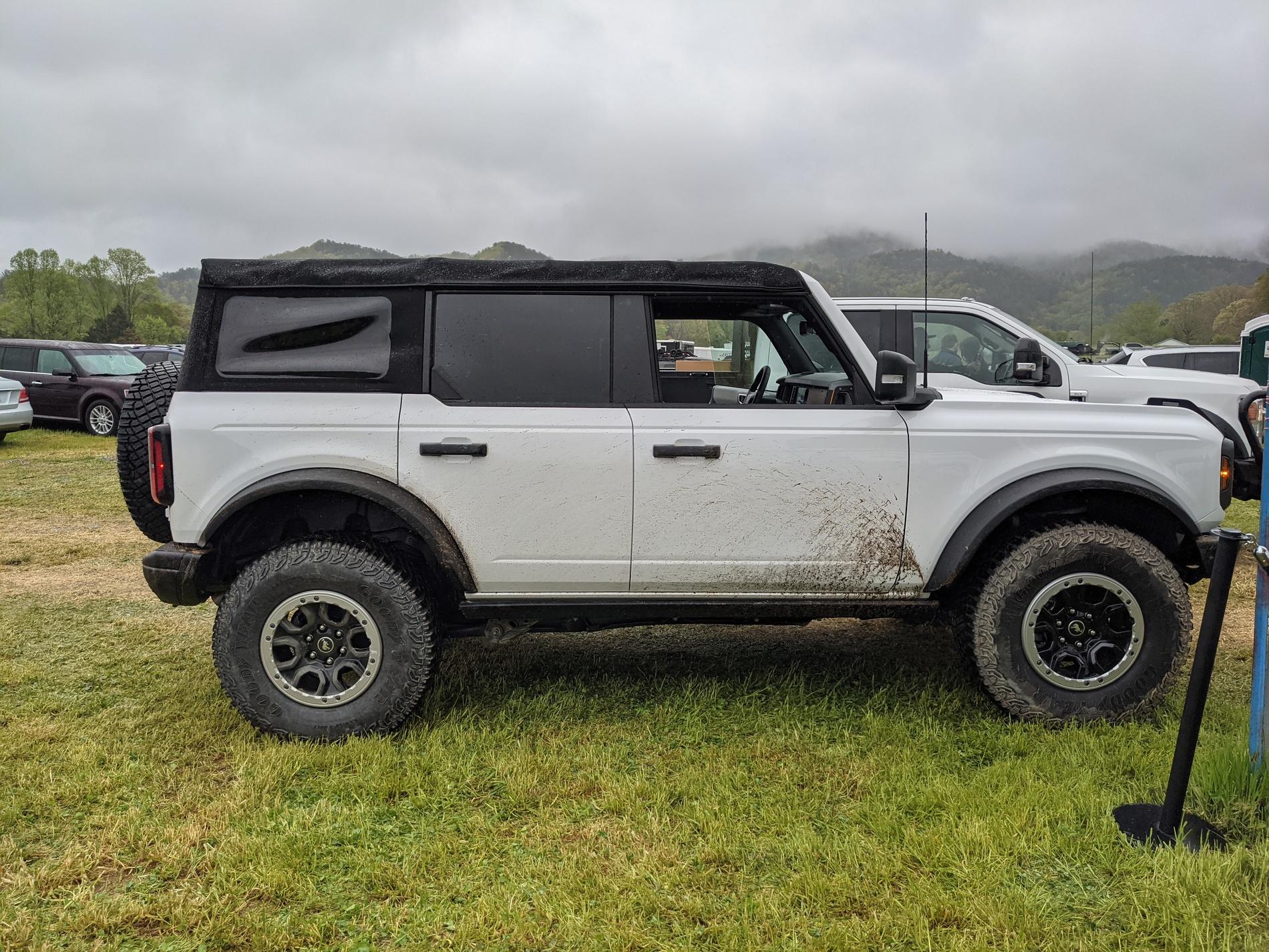 Ford Bronco OXFORD WHITE Bronco Club D92D0349-CABC-46CE-B9B3-EDA48F97BBE7