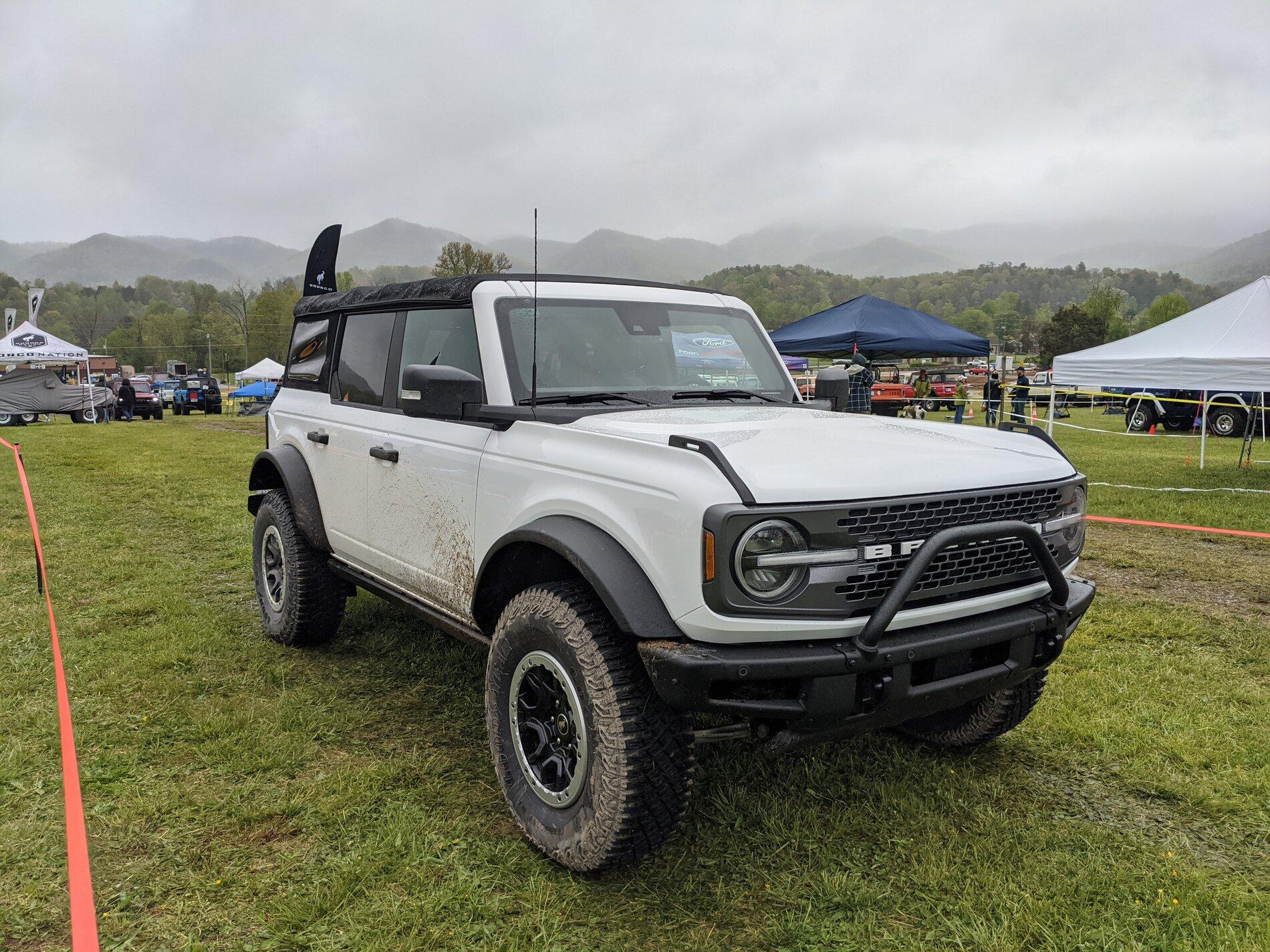 Ford Bronco OXFORD WHITE Bronco Club 696663AB-E96B-4C4D-893C-51DA73105C70
