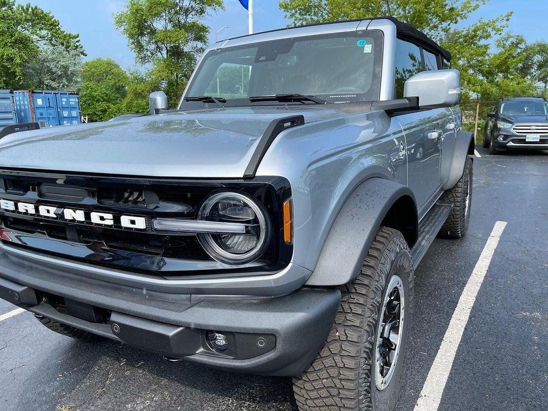 Ford Bronco ICONIC SILVER Bronco Club Iconic Silver Outer Banks Sasquatch Bronco Soft To