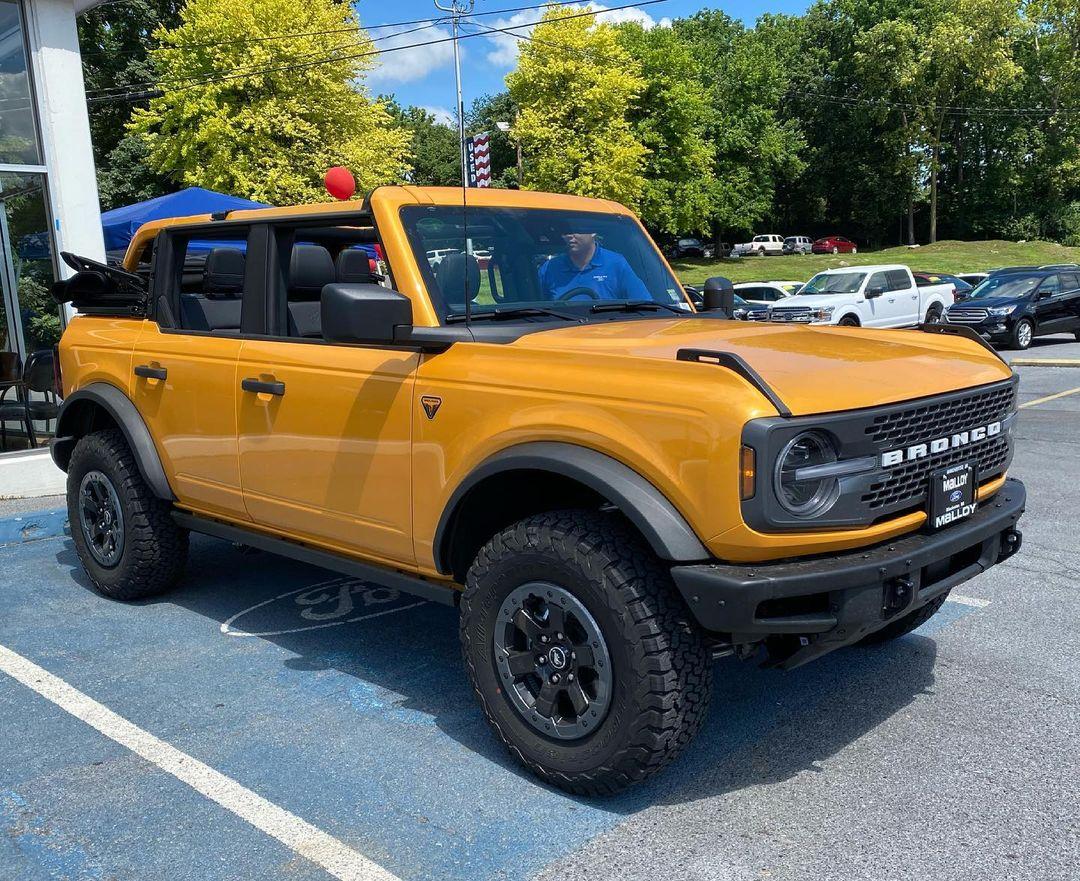 Ford Bronco CYBER ORANGE Bronco Club Cyber Orange Badlands Bronco 4-Door Soft Top Down 4