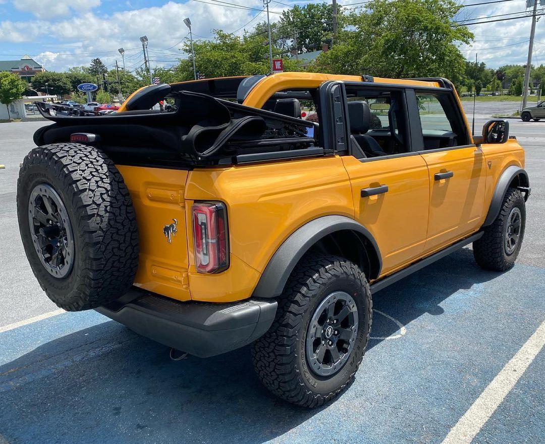 Ford Bronco CYBER ORANGE Bronco Club Cyber Orange Badlands Bronco 4-Door Soft Top Down 3