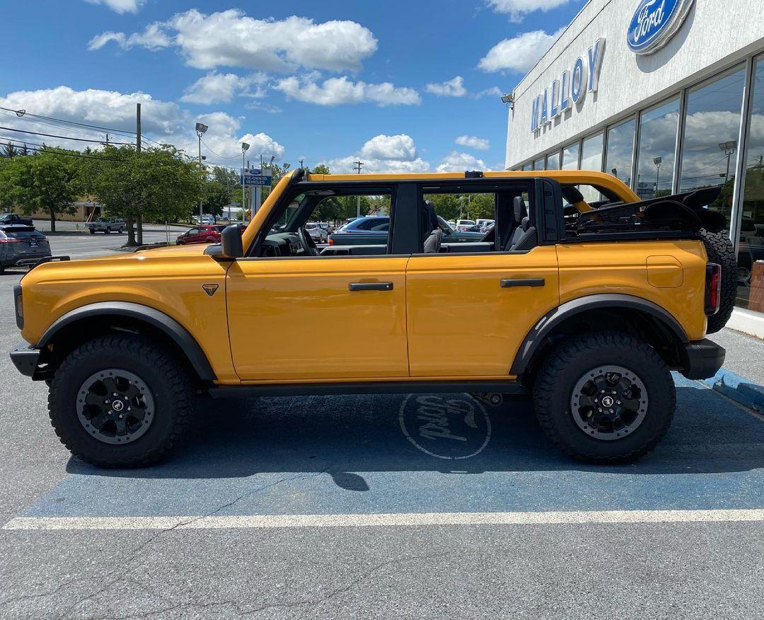 Ford Bronco CYBER ORANGE Bronco Club Cyber Orange Badlands Bronco 4-Door Soft Top Down 2