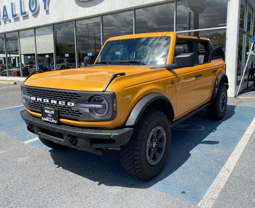 Ford Bronco CYBER ORANGE Bronco Club Cyber Orange Badlands Bronco 4-Door Soft Top Down 1