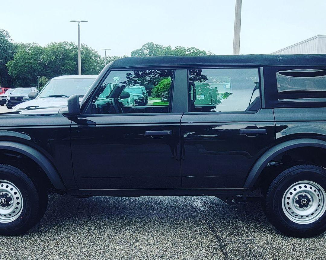 Ford Bronco SHADOW BLACK Bronco Club Shadow Black Base Bronco Steel Wheels Steelies 4-Door Soft Top 4