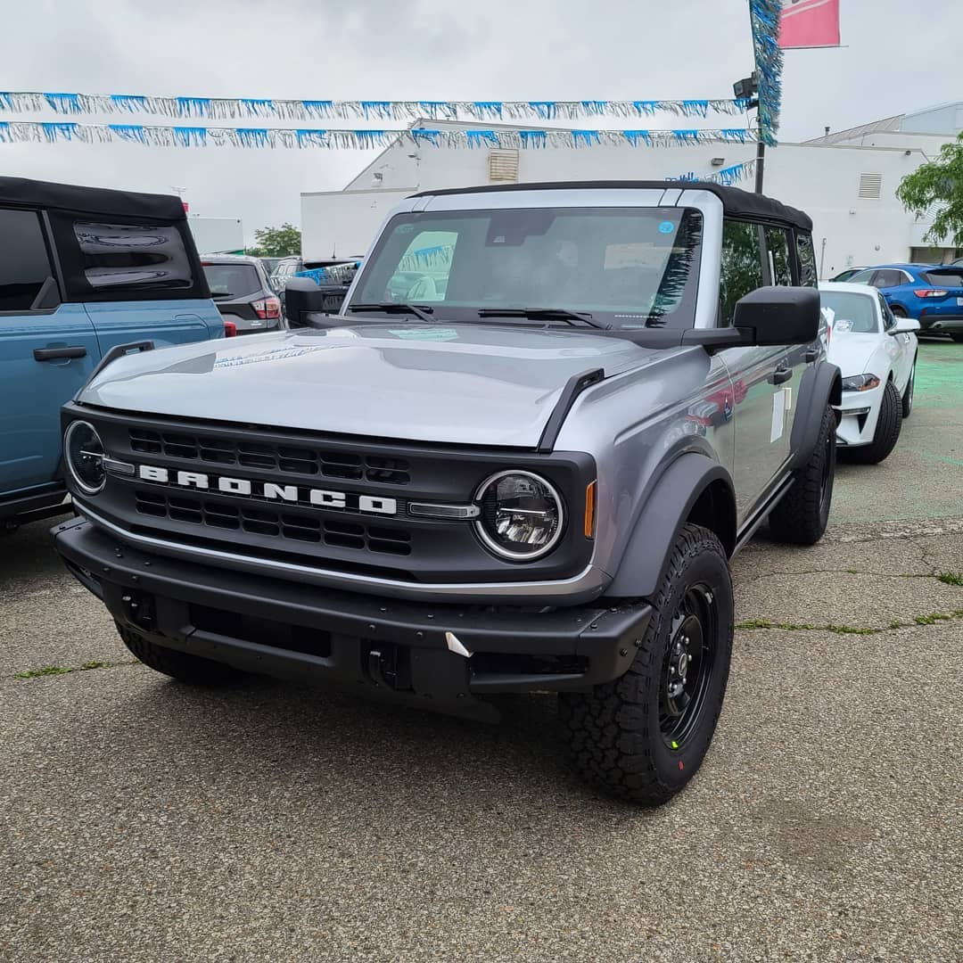 Ford Bronco ICONIC SILVER Bronco Club Iconic Silver Black Diamond Bronco Black Steel Wheels Steelies 4-Door Soft To